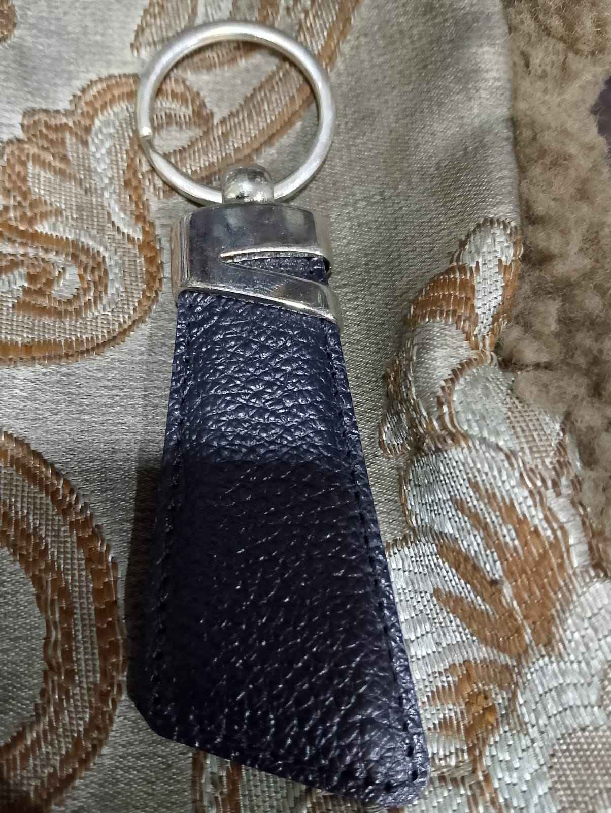 LEATHER KEYCHAIN WITH METAL HOLDER